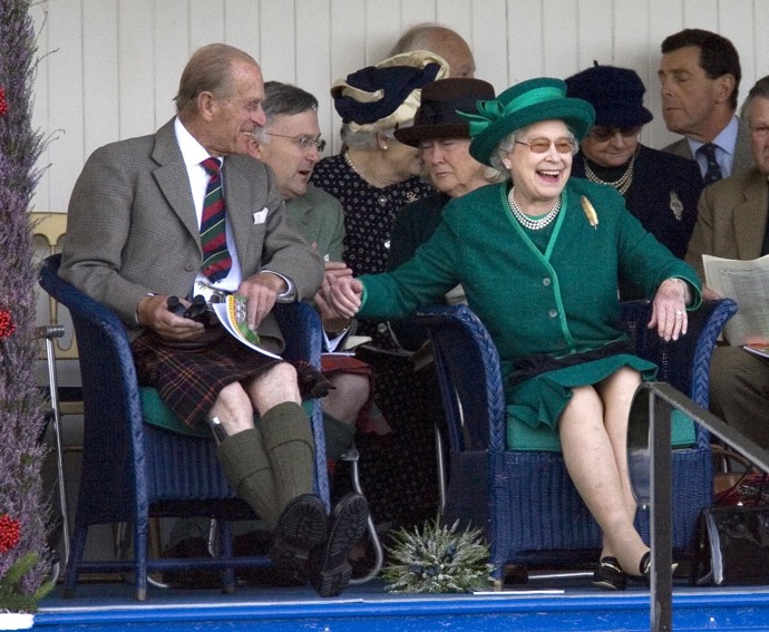 Řekněme, že hry v Braemaru probouzely v královně zvíře. Takto velmi neformálně (a nekrálovsky) pošťouchla v záchvatu smíchu svého chotě v roce 2007.