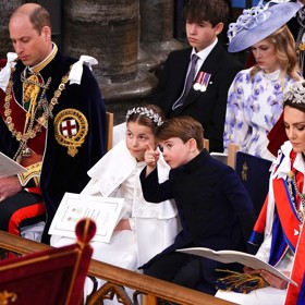A když měl Louis během ceremoniálu dlouhou chvíli, prohlížela si s ním výzdobu katedrály.