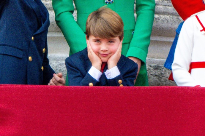 Ale malý princ umí být i zasněný. Tímto až zamilovaným pohledem se prezentoval  na vojenské přehlídce v roce 2023.