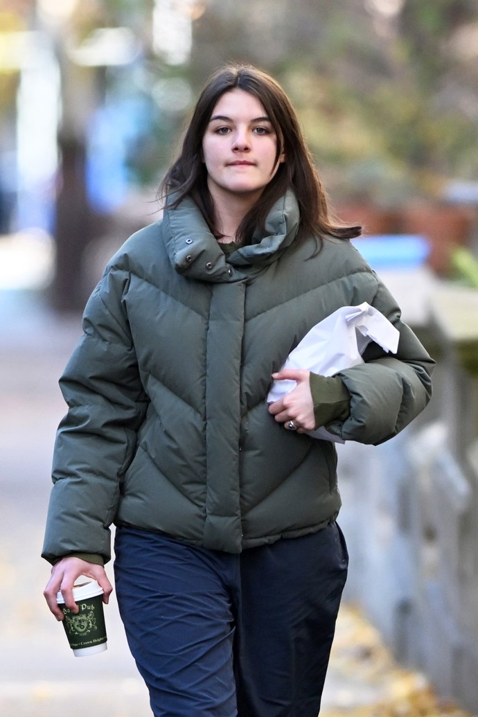 Ze Suri Cruise je dospělá žena. 