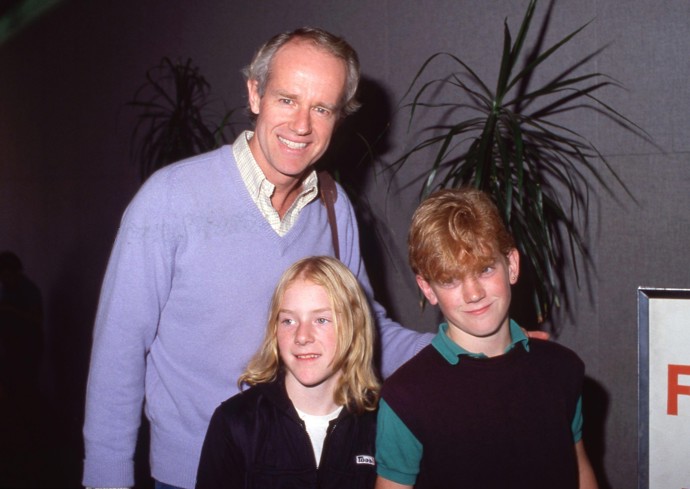 Předtím byl Mike ženatý s jinou herečkou Judy Hayden, se kterou si dokonce zahrál v MASHi. Kromě toho si pořídili dvě děti - syna Michaela a dceru Erin (tak se ostatně jmenovala i dcera B.J.).