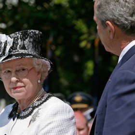 Když George W. Bush v roce 2007 hostil královnu v Bílém domě, postaral se o zábavné faux pas hned v uvítacím projevu. V letopočtech se totiž zamotal tak nešťastně, že z Alžběty II. rázem udělal panovnici o dvě století starší. 