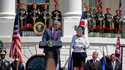 FOTO: Když George W. Bush v roce 2007 hostil královnu v Bílém domě, postaral se o zábavné faux pas hned v uvítacím projevu.