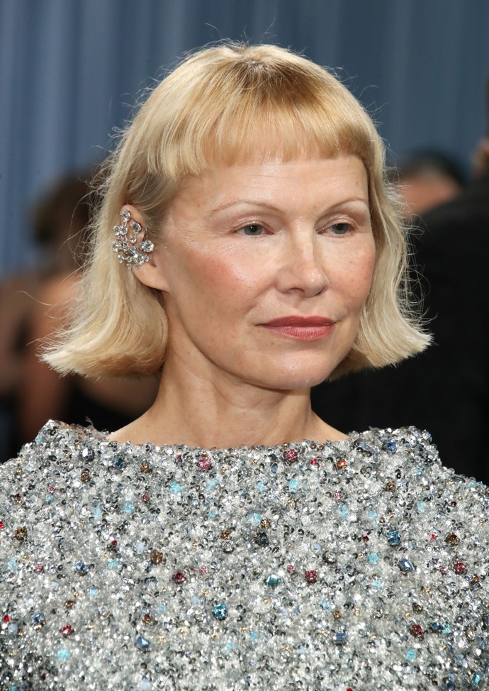 i herečka Pamela Anderson v poslední době mikro ofině podlehla.