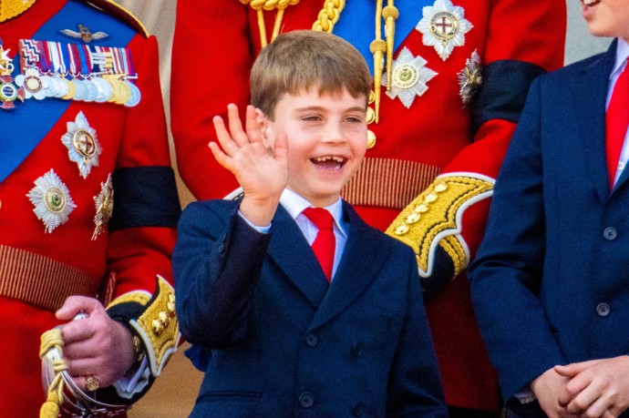 Princ Louis už není žádné malé děcko. Slaví osmé narozeniny, rostou mu první dospělácké zuby a také za poslední rok neskutečně vyzrál. Takhle zdravil přítomné během vojenské přehlídky loni v červnu.