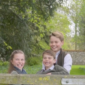 U příležitosti dvanáctých narozenin bratra George (vpravo), si zapózoval se sourozenci. Ze snímku doslova sálá pohoda a radost.