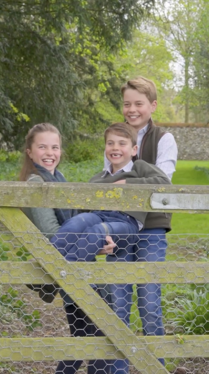 U příležitosti dvanáctých narozenin bratra George (vpravo), si zapózoval se sourozenci. Ze snímku doslova sálá pohoda a radost.