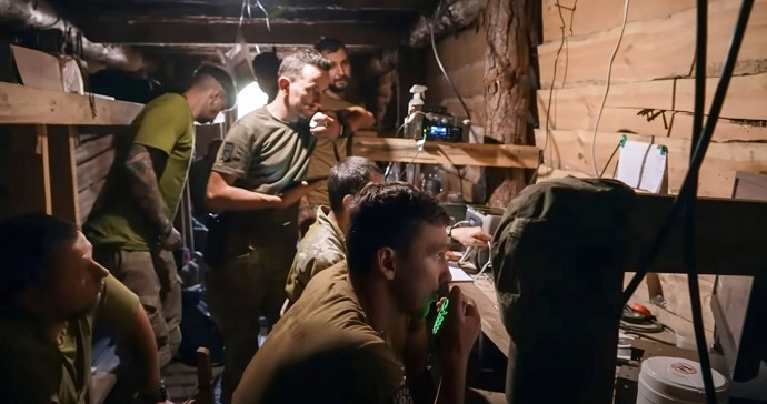 Ukrajinští vojáci na frontě.