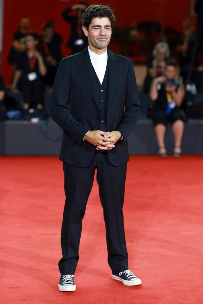 Adrian Grenier se po dotočení úspěšného seriálu Vincentův svět stáhl z Hollywoodu a žije na ranči v Texasu.