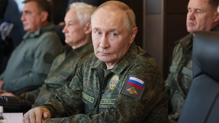 Ruský prezident Vladimir Putin loni v říjnu navštívil jedno z velitelství ruských sil, které jsou zapojeny do bojů na Ukrajině.