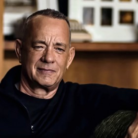 Tom Hanks je sice miláčkem Ameriky, dětství ale lehké neměl. Rodiče se rozvedli a o herce a jeho sourozence se nikdo moc nezajímal. Exceloval ve filmech Philadelphia nebo Trosečník, ale také Forrestu Gumpovi.