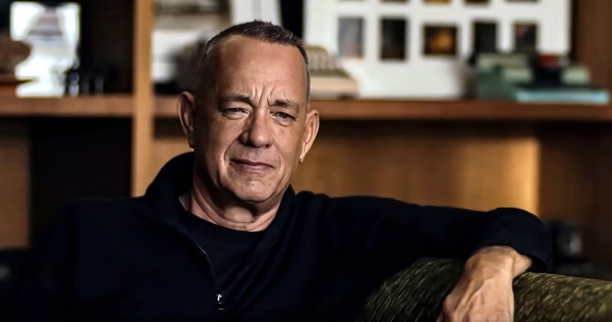 Tom Hanks je sice miláčkem Ameriky, dětství ale lehké neměl. Rodiče se rozvedli a o herce a jeho sourozence se nikdo moc nezajímal. Exceloval ve filmech Philadelphia nebo Trosečník, ale také Forrestu Gumpovi.