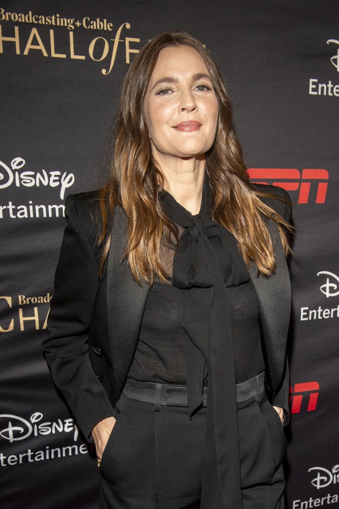 Jako poslední se k hnutí Osvoboďte bradavky přihlásila Drew Barrymore ve své talk show. Pronesla kurážně, že je jí jedno, jestli jí prsa budou sahat až ke kolenům. Na podprsenku už se zkrátka cítí moc stará.