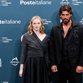 Can Yaman se svou kolegyní Alanah Bloor.