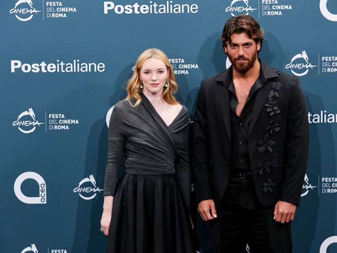 Can Yaman se svou kolegyní Alanah Bloor.