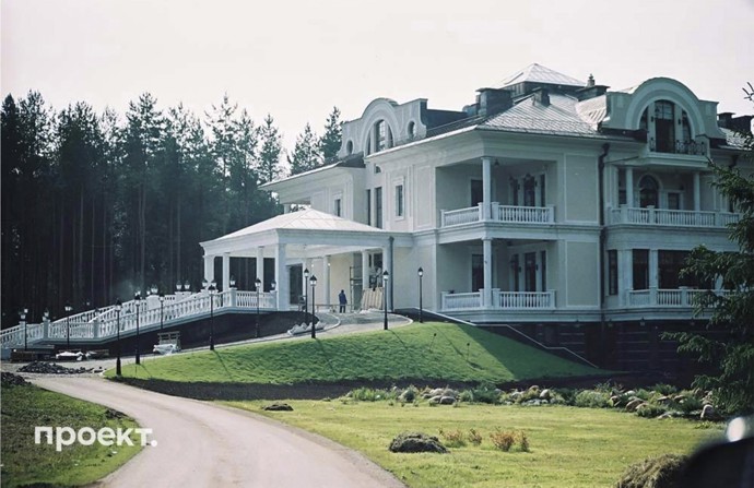 Putinovo luxusní sídlo, které se nachází několik stovek kilometrů od Moskvy, údajně obývá také prezidentova milenka Alina Kabajevová a jejich dva synové.