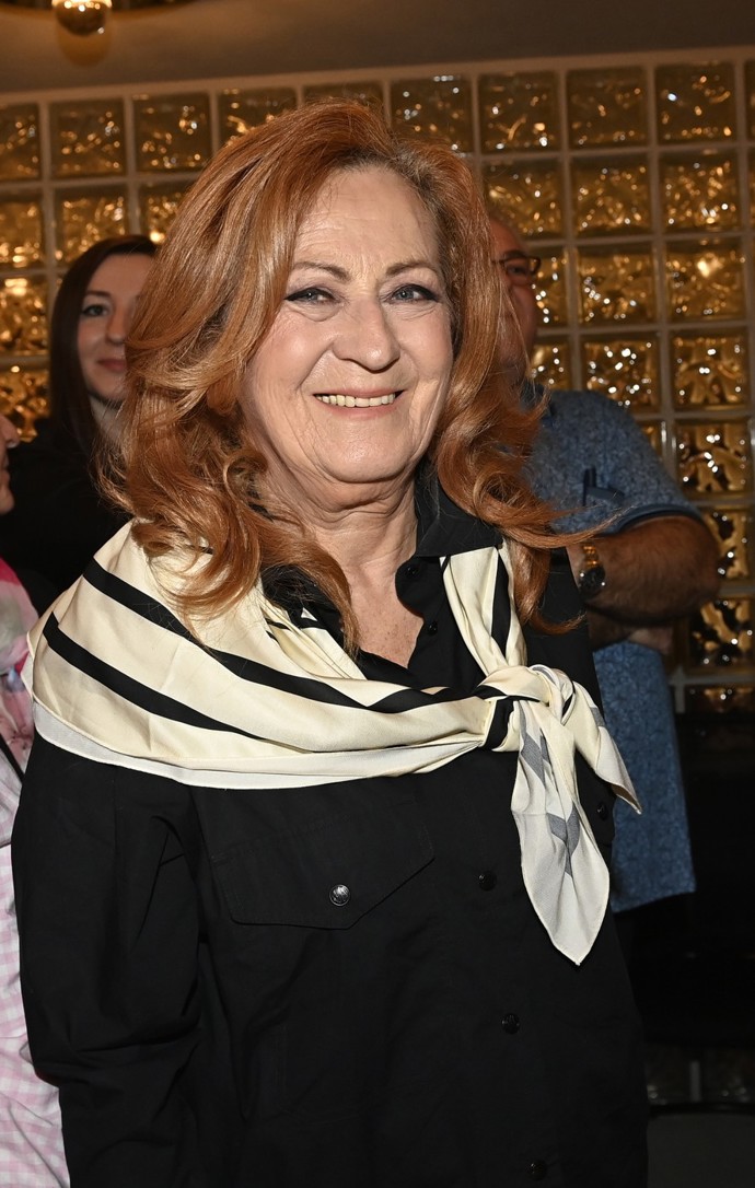 Herečka zapojila letos velmi trendy vzorovaný šátek, který uvázala neotřelým způsobem.