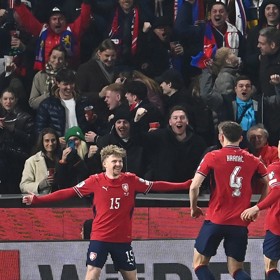 Český tým se raduje z vítězství andd Dánskem.