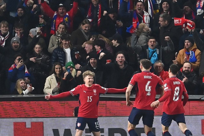 Český tým se raduje z vítězství andd Dánskem.