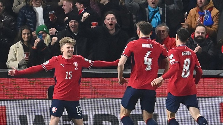 Český tým se raduje z vítězství andd Dánskem.