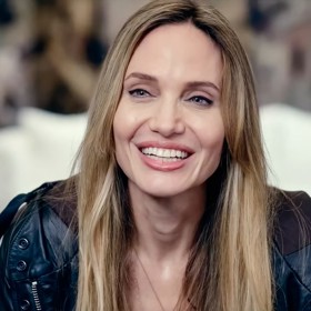 Angelina Jolie je nejen úspěšnou herečkou a známou filantropkou, ale také značně kontroverzní osobností. Vidět jste ji mohli například ve filmu Pan a paní Smithovi.