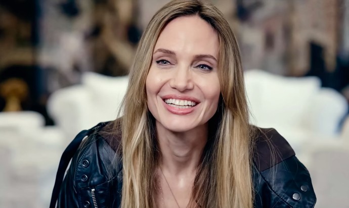 Angelina Jolie je nejen úspěšnou herečkou a známou filantropkou, ale také značně kontroverzní osobností. Vidět jste ji mohli například ve filmu Pan a paní Smithovi.