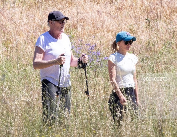 David Hasselhoff rozhýbává koleno po operaci.