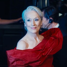 Šaty odkazují na modely z 50. let 20. století od módního návrháře a zakladatele značky Balenciaga, Cristóbala Balenciagu. 