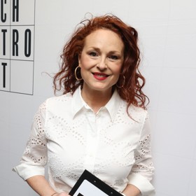 Jemná výšivka šatům dodala na struktuře i zajímavosti, a přitom nepůsobila přehnaně výrazně.