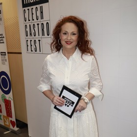 Markéta Hrubešová nedávno zazářila v dokonalém jarním outfitu. Bílé košilové madeirové šaty s teniskami působily svěže a mladistvě