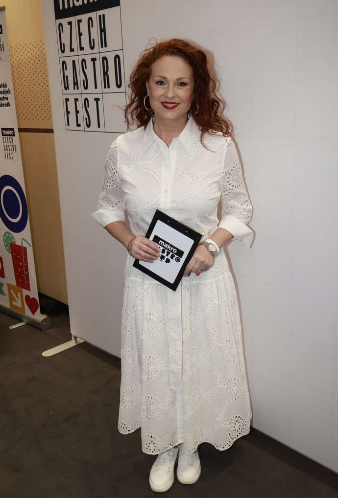 Markéta Hrubešová nedávno zazářila v dokonalém jarním outfitu. Bílé košilové madeirové šaty s teniskami působily svěže a mladistvě