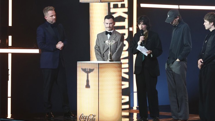 Iris Hobson-Mazur zkritizovala Coca-Cola, aniž by si zametla před vlastním prahem.