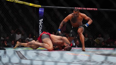 FOTO: Jiří Procházka padá po drtivém knokautu.