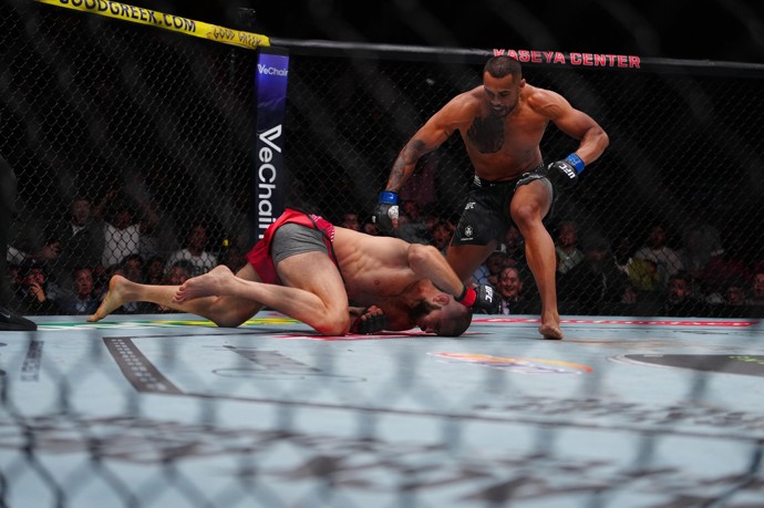 Jiří Procházka padá po drtivém knokautu. 