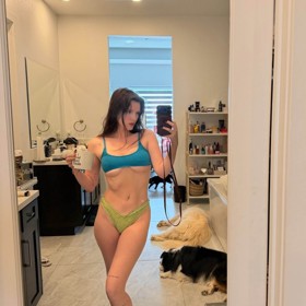 Bella Thorne opět provokuje svou postavou. 