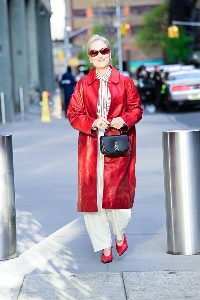 Meryl Streep nosí v souvislosti s filmem Ďábel nosí Pradu 2 spoustu výrazných modelů a v jejím šatníku nechybí ani letos velmi trendy červená.