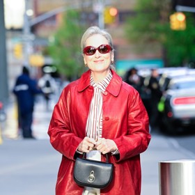 Meryl Streep dokazuje, že trendy i nepřehlédnutelné barvy a vzory si můžou dovolit i dámy 75+.