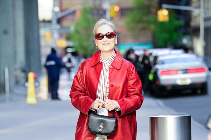 Meryl Streep dokazuje, že trendy i nepřehlédnutelné barvy a vzory si můžou dovolit i dámy 75+.