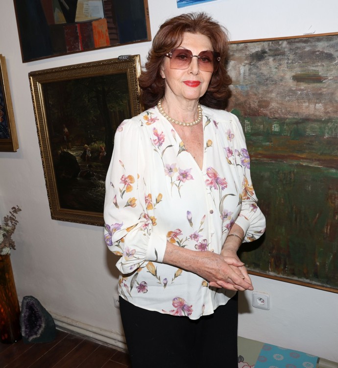 Středobodem celého looku byla halenka s květinovým potiskem, která patří k základům jarního šatníku, ale outfit povýšily právě doplňky.