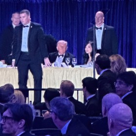 Donald Trump byl okamžitě eskortován pryč.