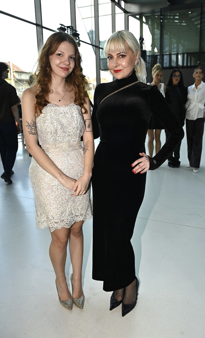 Na Mattoni Young Fashion Stars 2026 dorazila Bára Nesvadbová s dcerou.