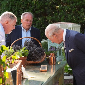 Karel III. si prohlíží rostliny v zahradách Bílého domu.