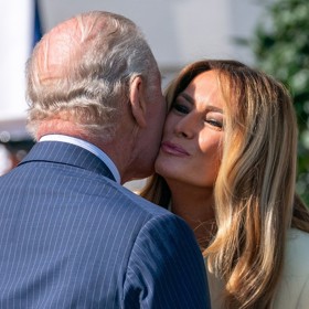 Melania Trump se líbá s Karlem III.