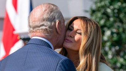 FOTO: Melania Trump se líbá s Karlem III.