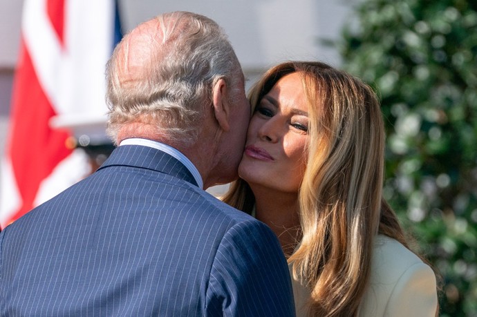 Melania Trump se líbá s Karlem III.