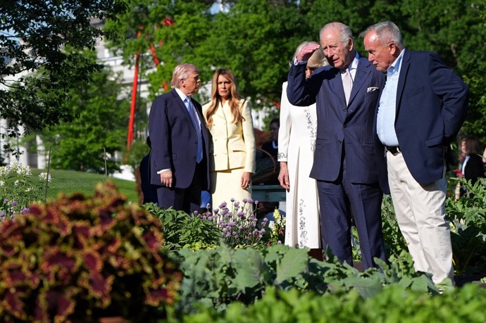 Král Karel III. si prohlíží zahrady Bílého domu.