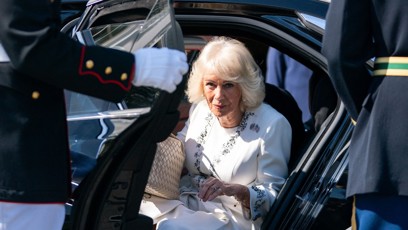 FOTO: Královna Camilla vystupuje z vozu.