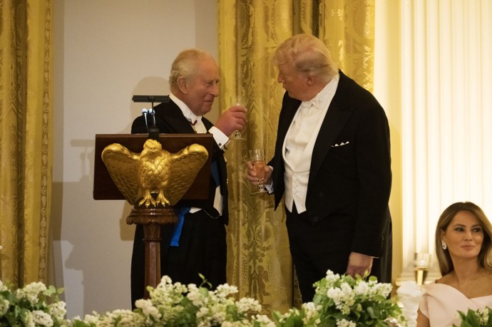 Trumpovu medvědímu stisku neunikl ani Král Karel III. během návštěvy v Bílém domě.