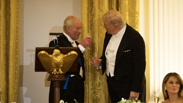 Král Karel III. a Donald Trump.