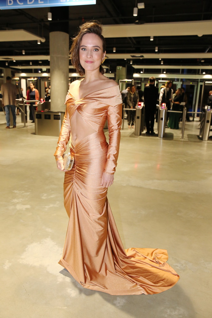 Tereza Ramba na Andělech zazářila ve zlatých metalických šatech s průstřihem v oblasti bříška. 